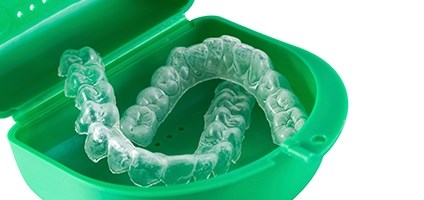 Blegeskinne til tænder i en grøn beholder